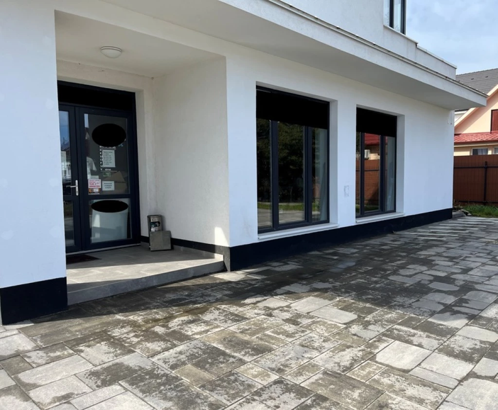 Eladó üzlethelyiség a Hatvan utcai kertben!