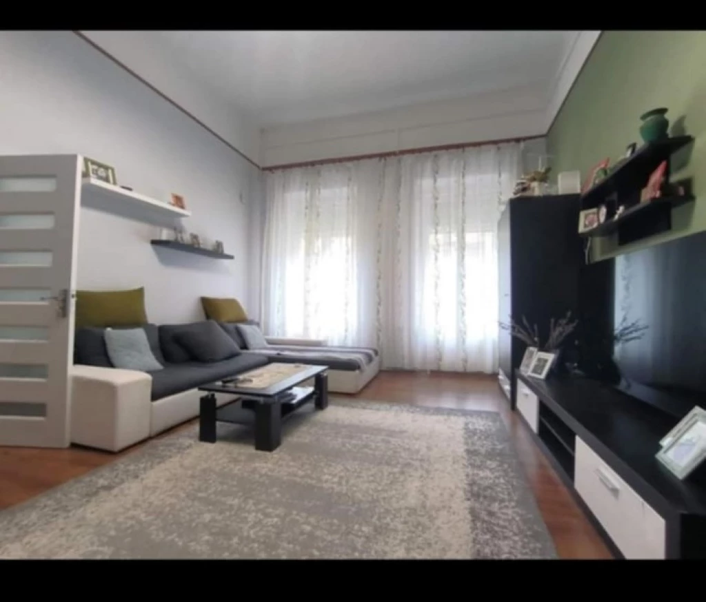 Központban polgári lakás eladó!