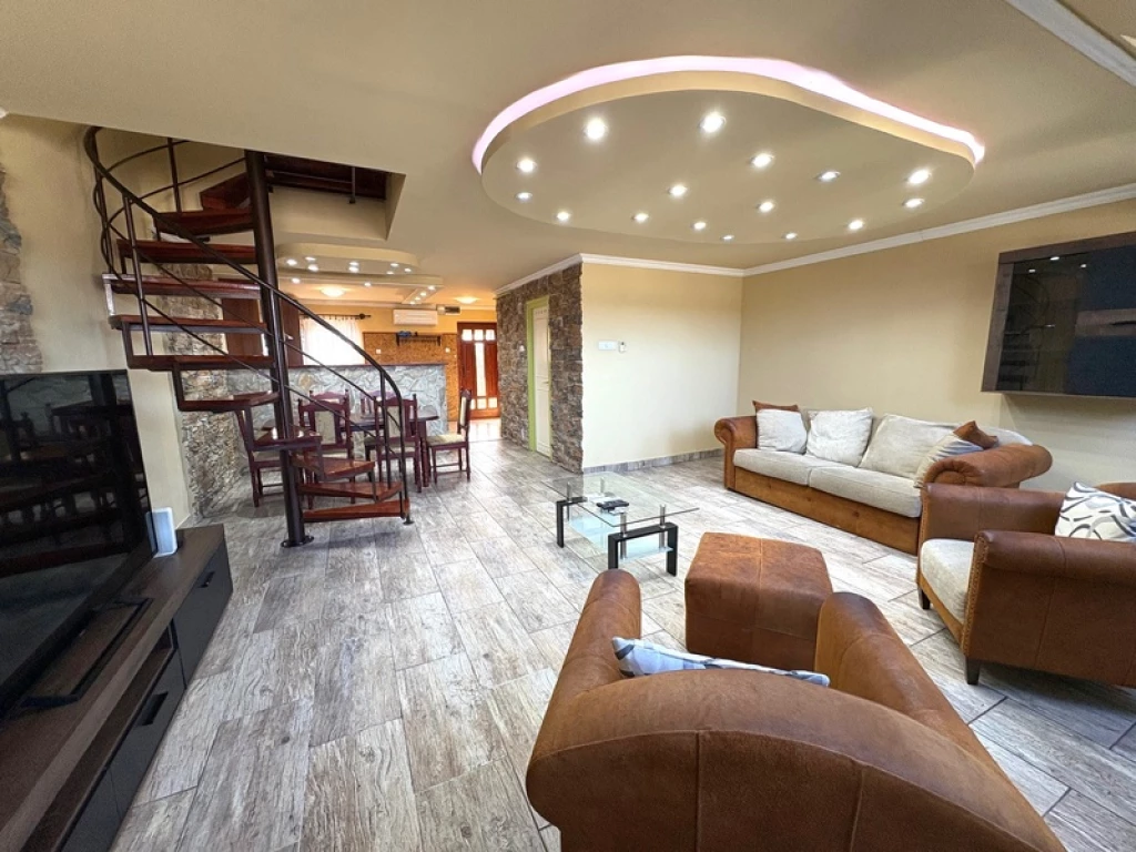 Ízléses lakás eladó!