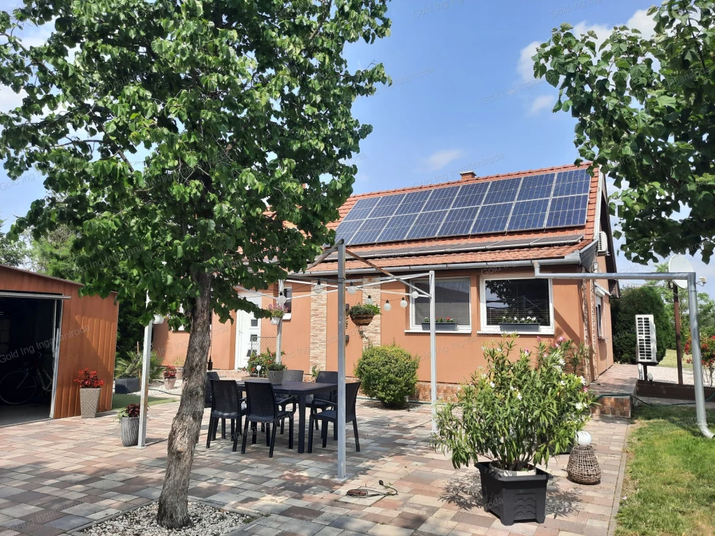 Napelemes, passzív ház 6 szobával, parkosítva.