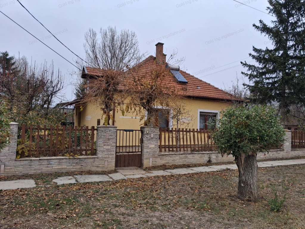 Napelemes téglaház Kétsopronyban, nagy műhellyel.