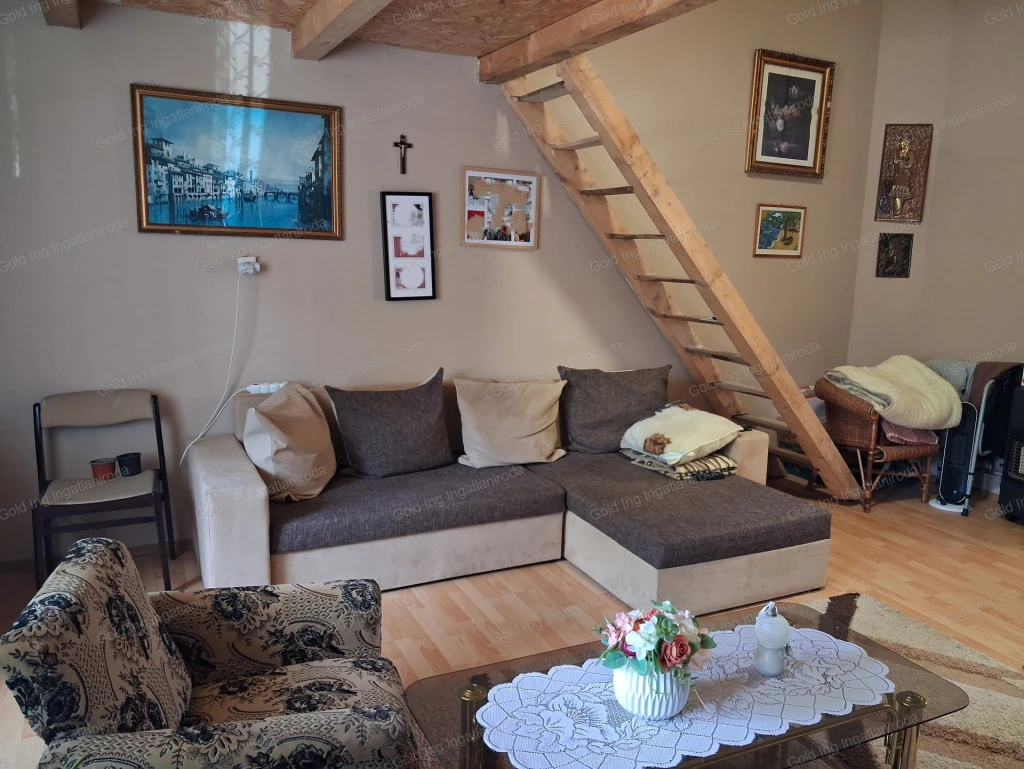 Belvárosi, utcafronti egyszobás házrész