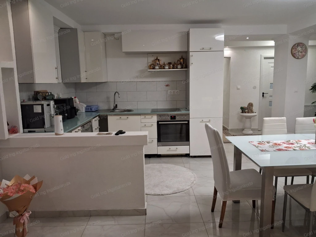 Csodaszép, utcafronti házrász, a strand közelében