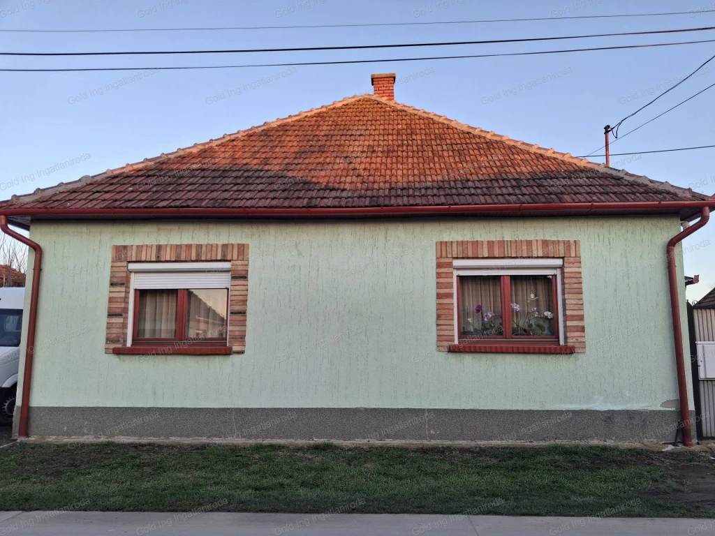 Eleki felújított kockaház 30 nm-es fedett terasszal