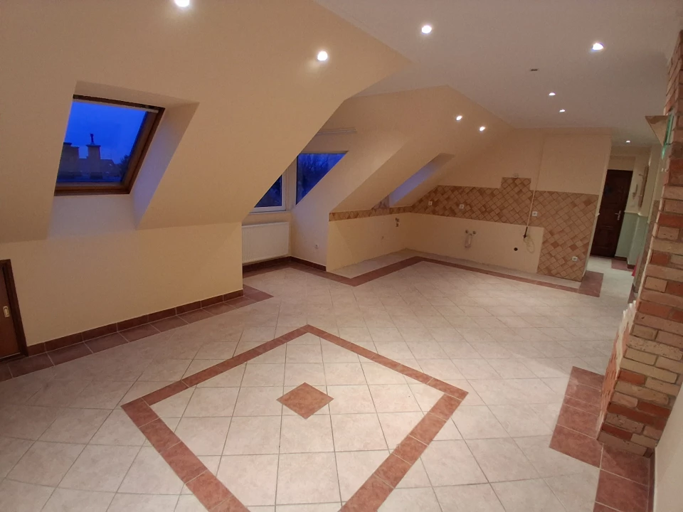 Kiadó téglalakás, Pápa