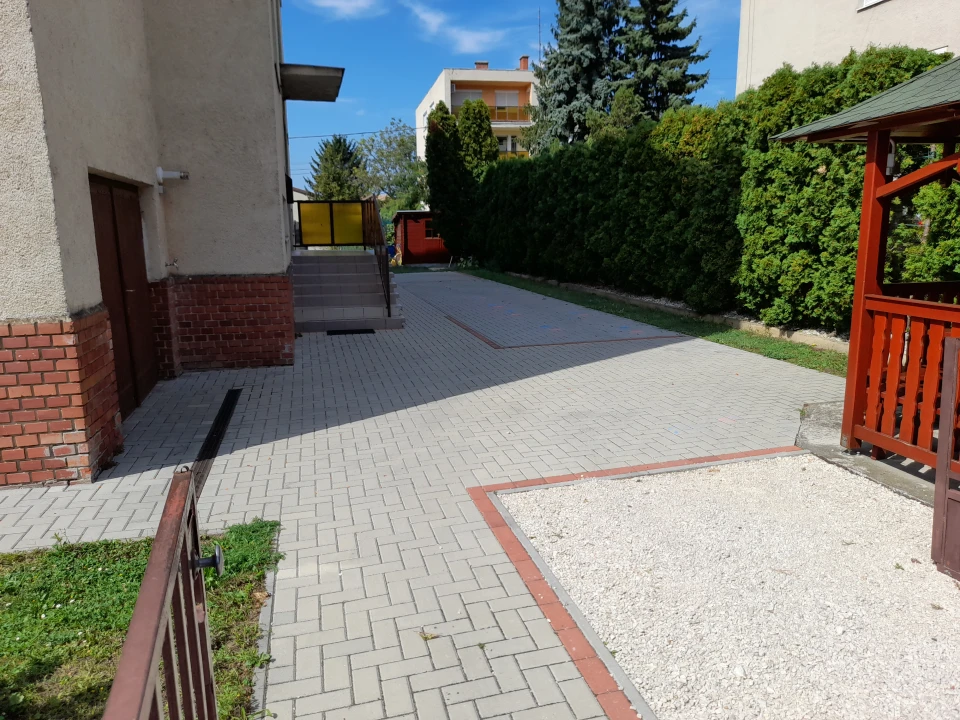 Eladó téglalakás, Pápa