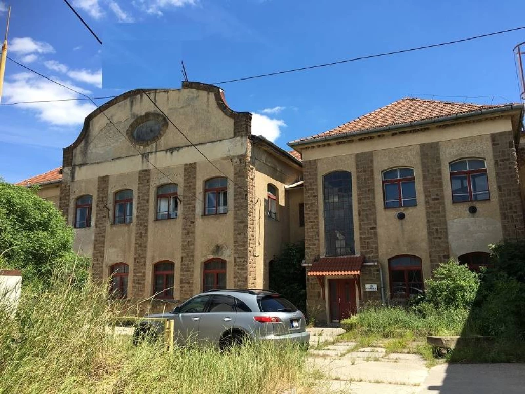 Eladó , Romhány
