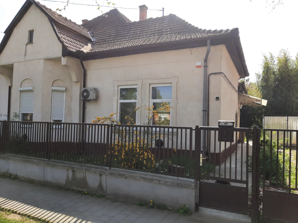 Eladó házrész, Jászapáti