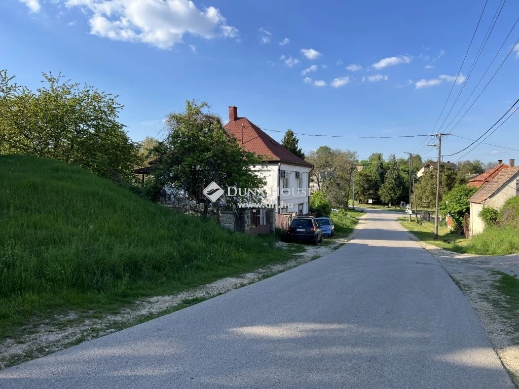 Eladó telek, Dudar
