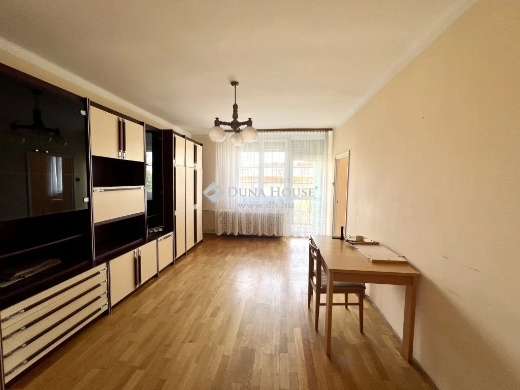 Eladó lakás, Veszprém