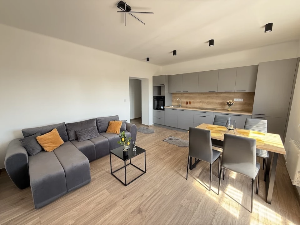 Eladó téglalakás, Paks