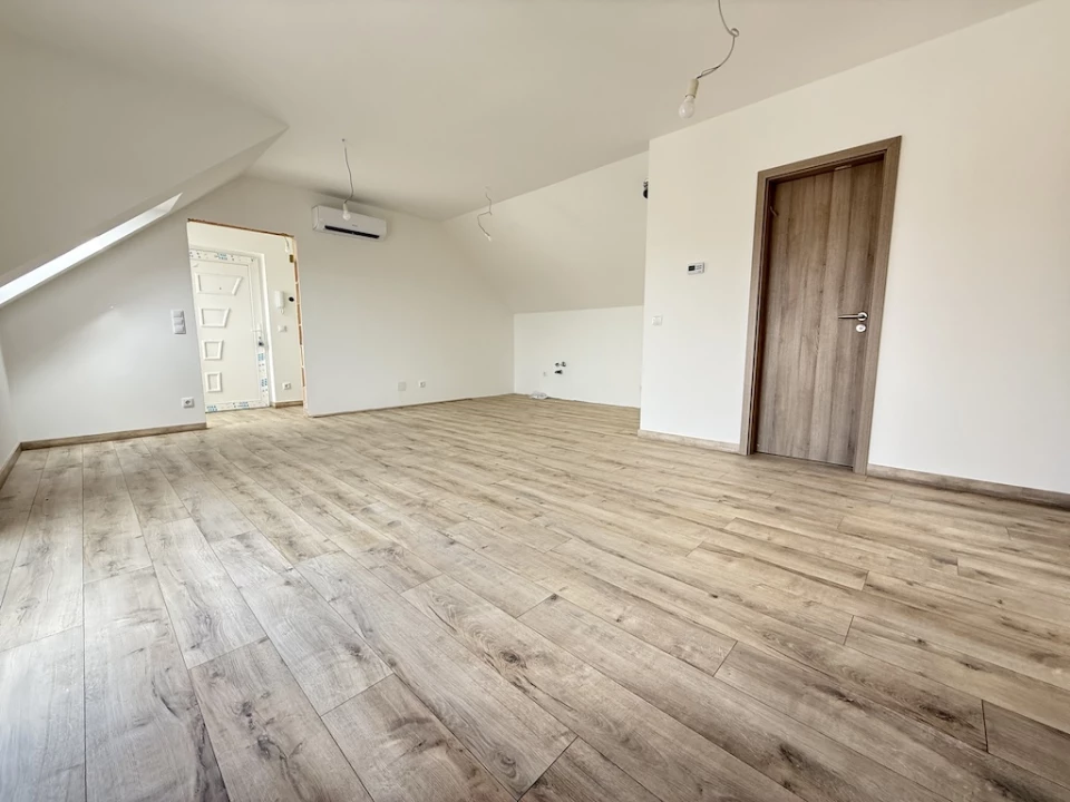 For sale brick flat, Paks