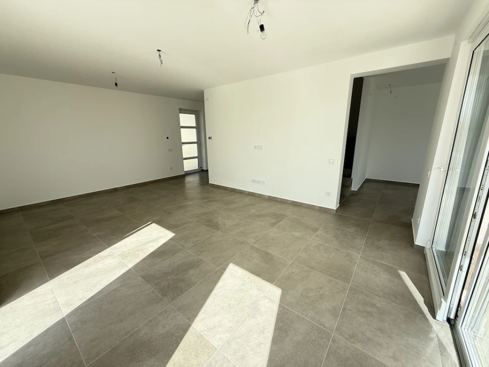 Eladó téglalakás, Paks