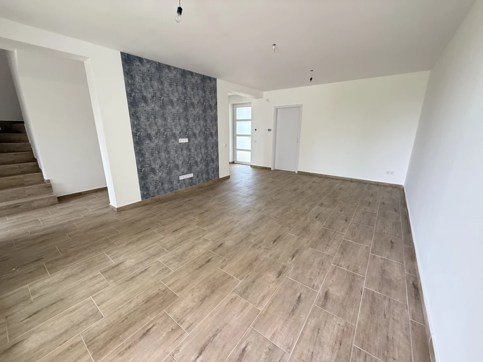 Eladó téglalakás, Paks