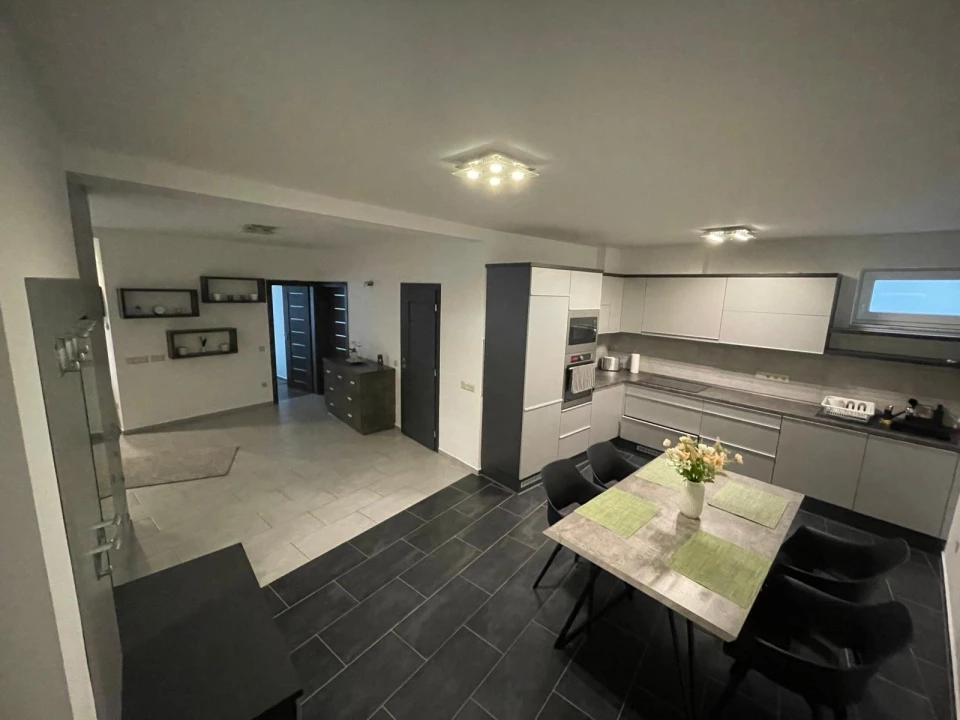 Kiadó téglalakás, Paks