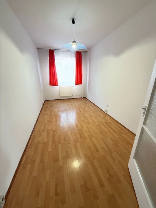 Kiadó panellakás, Paks