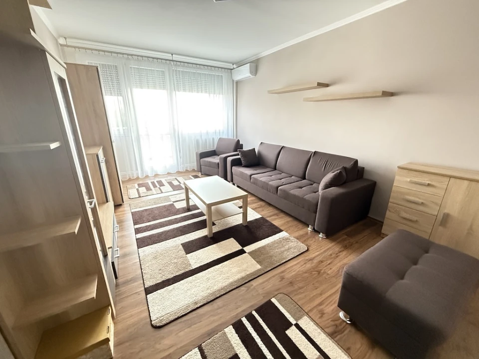 Kiadó panellakás, Paks