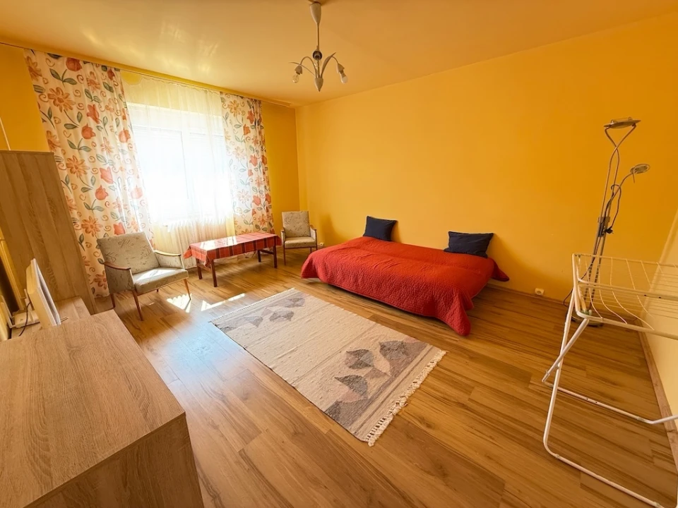 Kiadó panellakás, Paks