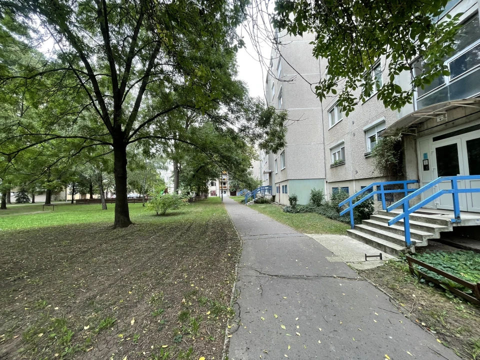 Eladó panellakás, Eger