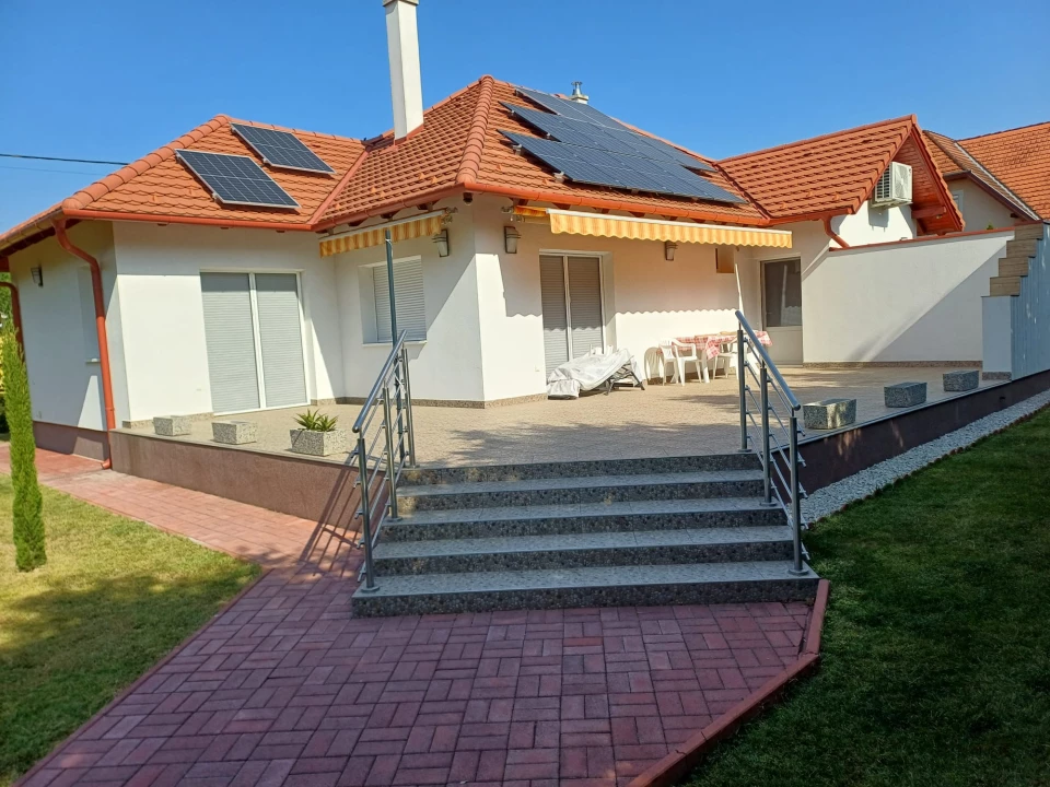 Eladó családi ház, Balatonkenese