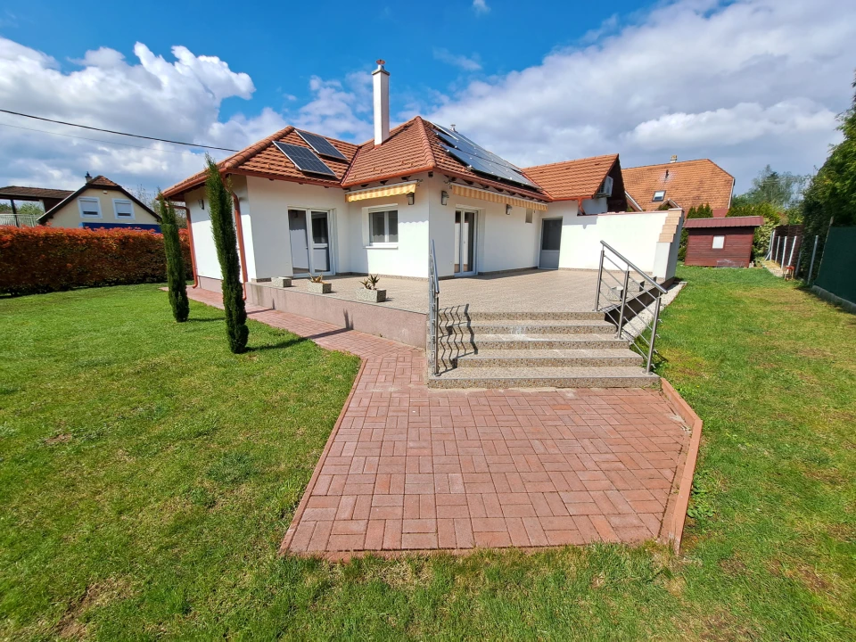 Eladó családi ház, Balatonkenese