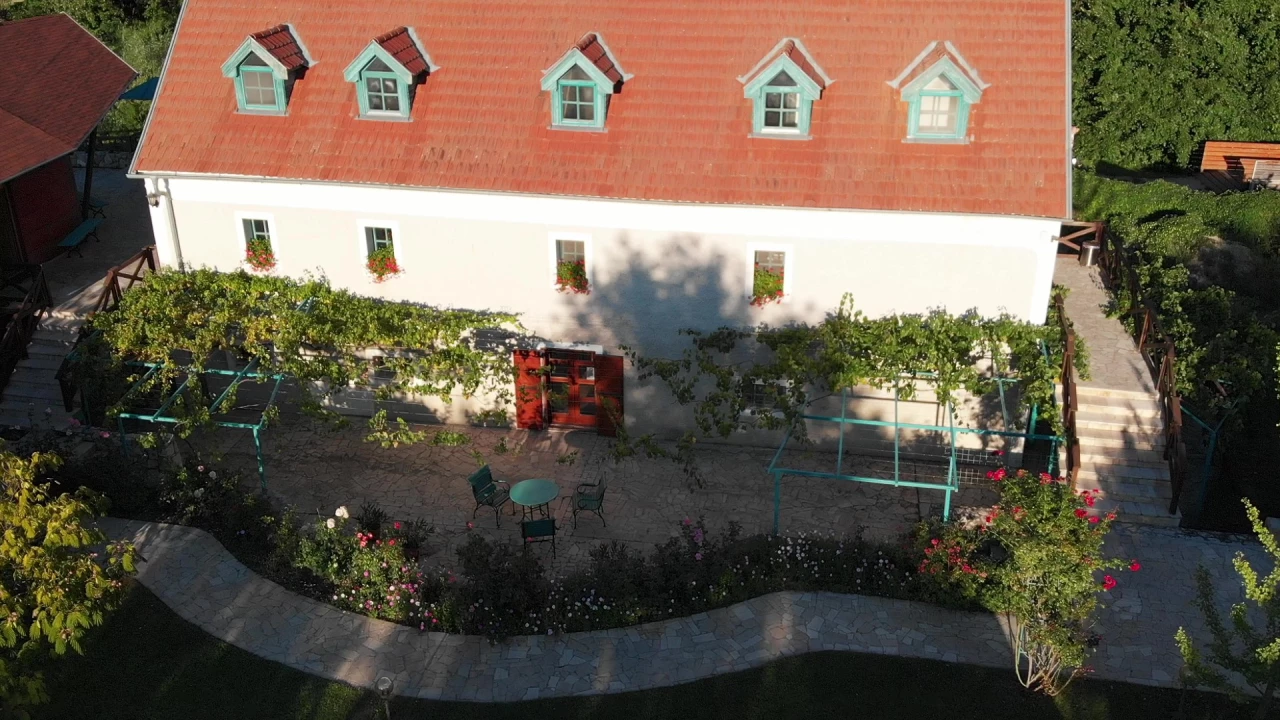 Eladó kúria, Dunaalmás