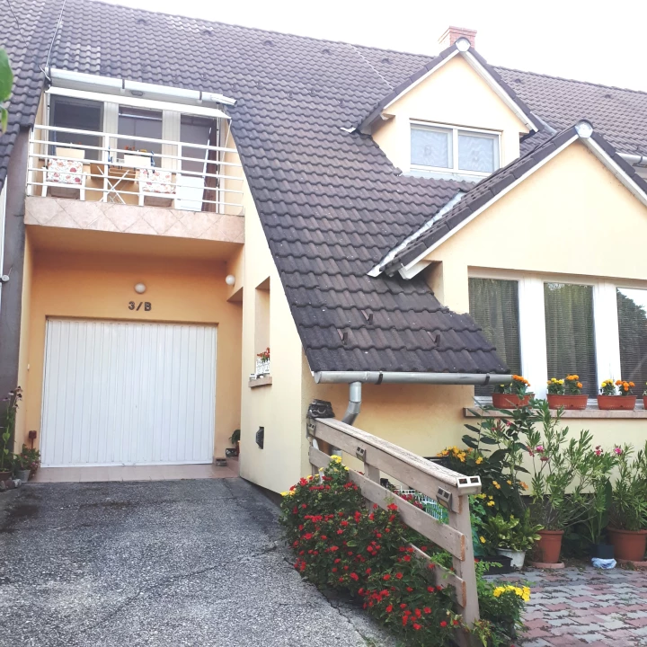 Eladó sorház, Balatonkenese