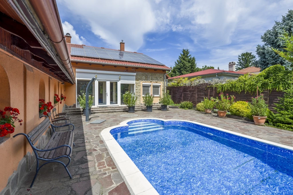 Majosházán Duna parti részen medencés saját stéges családi ház eladó!