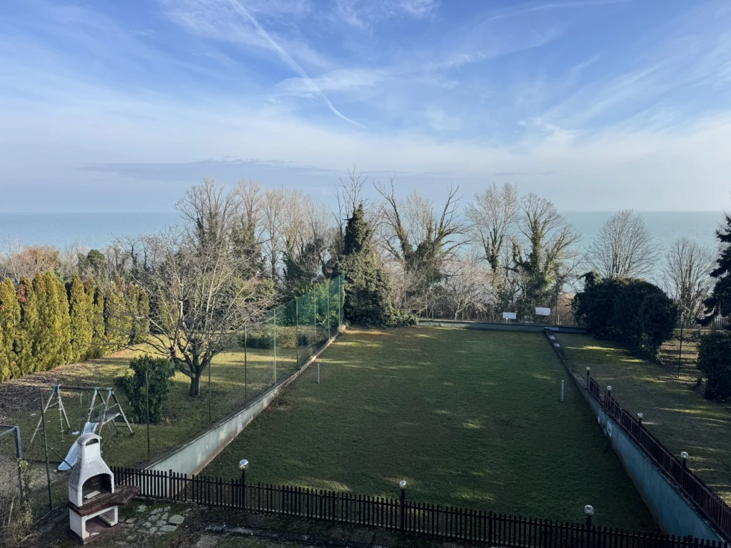 Ott az ég mindig kékre van színezve