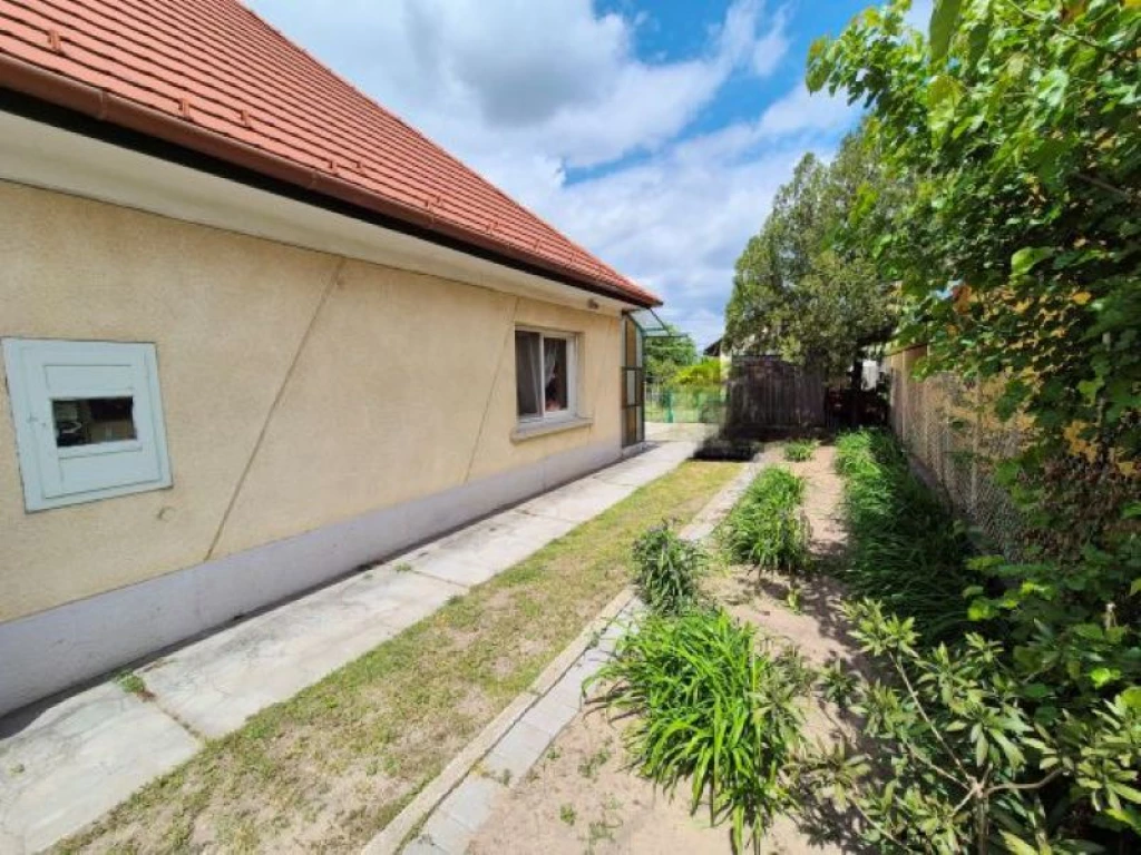 Dunaharaszti Óvárosában jó állapotú családi ház eladó!