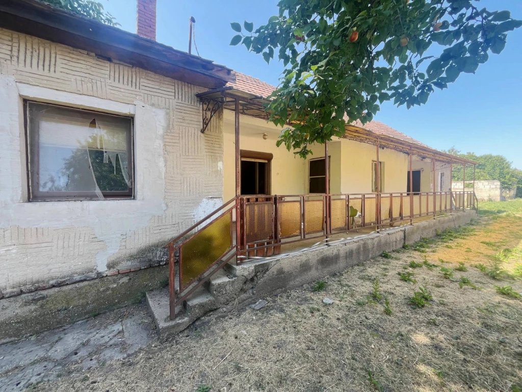 Dömsödön felújítandó parasztház eladó!