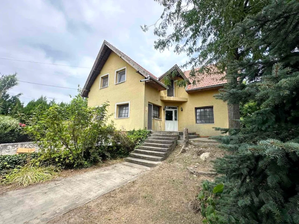Dömsöd Dabi részén eladó 5 szobás családi ház!