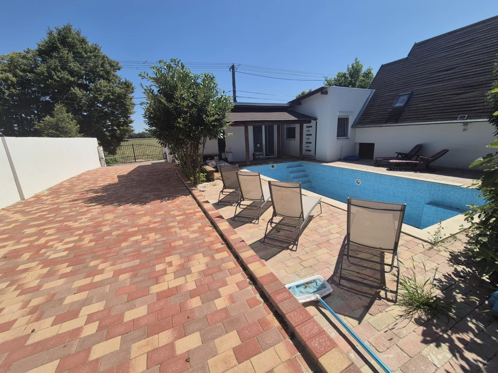 For rent house, Taksony