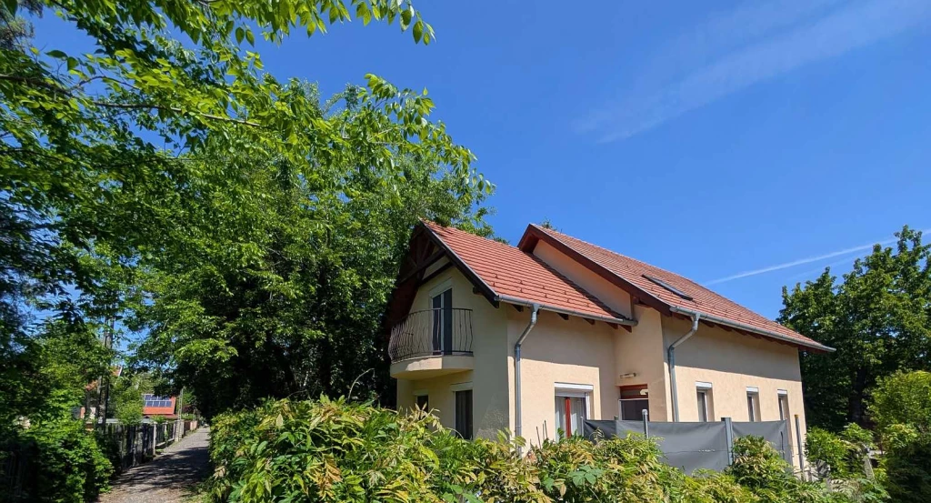 Szigethalmi Duna-part vonzáskörzetében gyönyörűen karbantartott újszerű családi ház eladó!