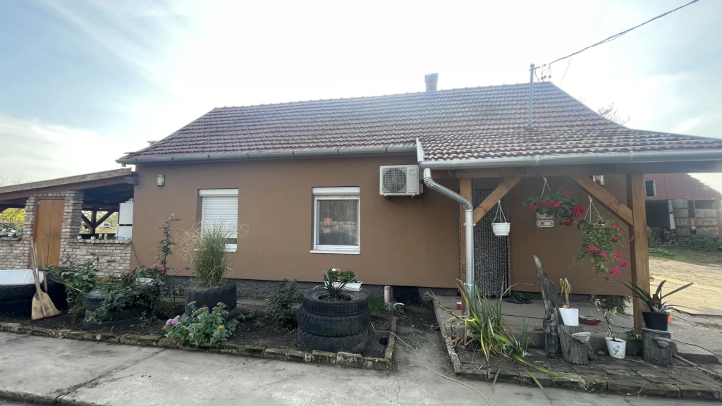 Dunavarsány központhoz közeli részén kiadó kiváló adottságú idealizáltan mezőgazdasági, ipari tevékenységre alkalmas családi ház!