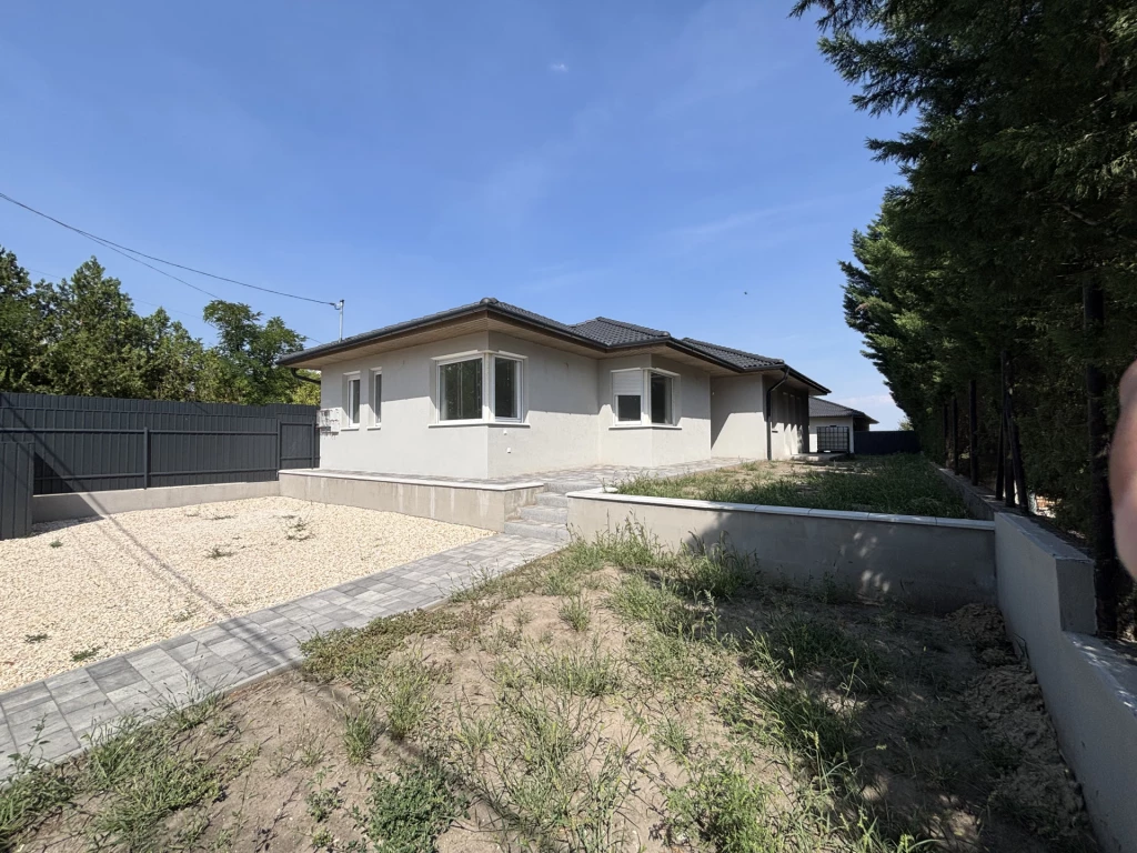 Dunaharaszti Alsó-városrészén új-építésű, hőszivattyús ikerház eladó!