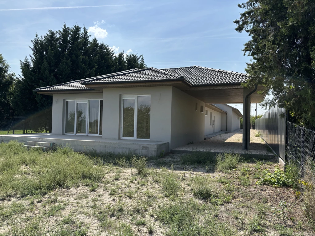 Dunaharaszti-Alsó városrészén új-építésű ikerház eladó!