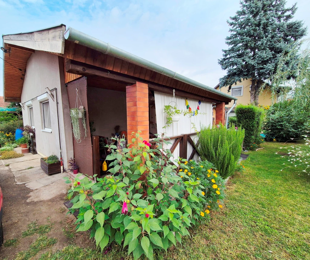 Szigetszentmiklós csendes részén könnyűszerkezetes családi ház eladó!