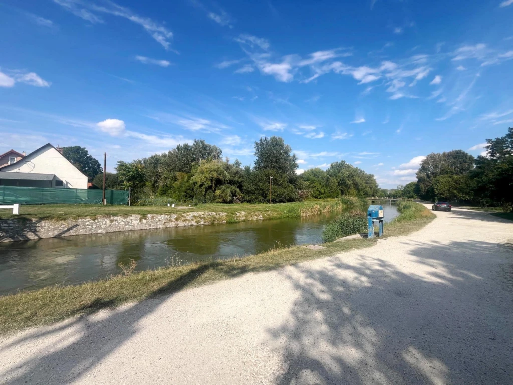 Építési telek elkezdett ikerházakkal Dömsödön a Ráckevei-Soroksári-Dunaág közelében eladó!