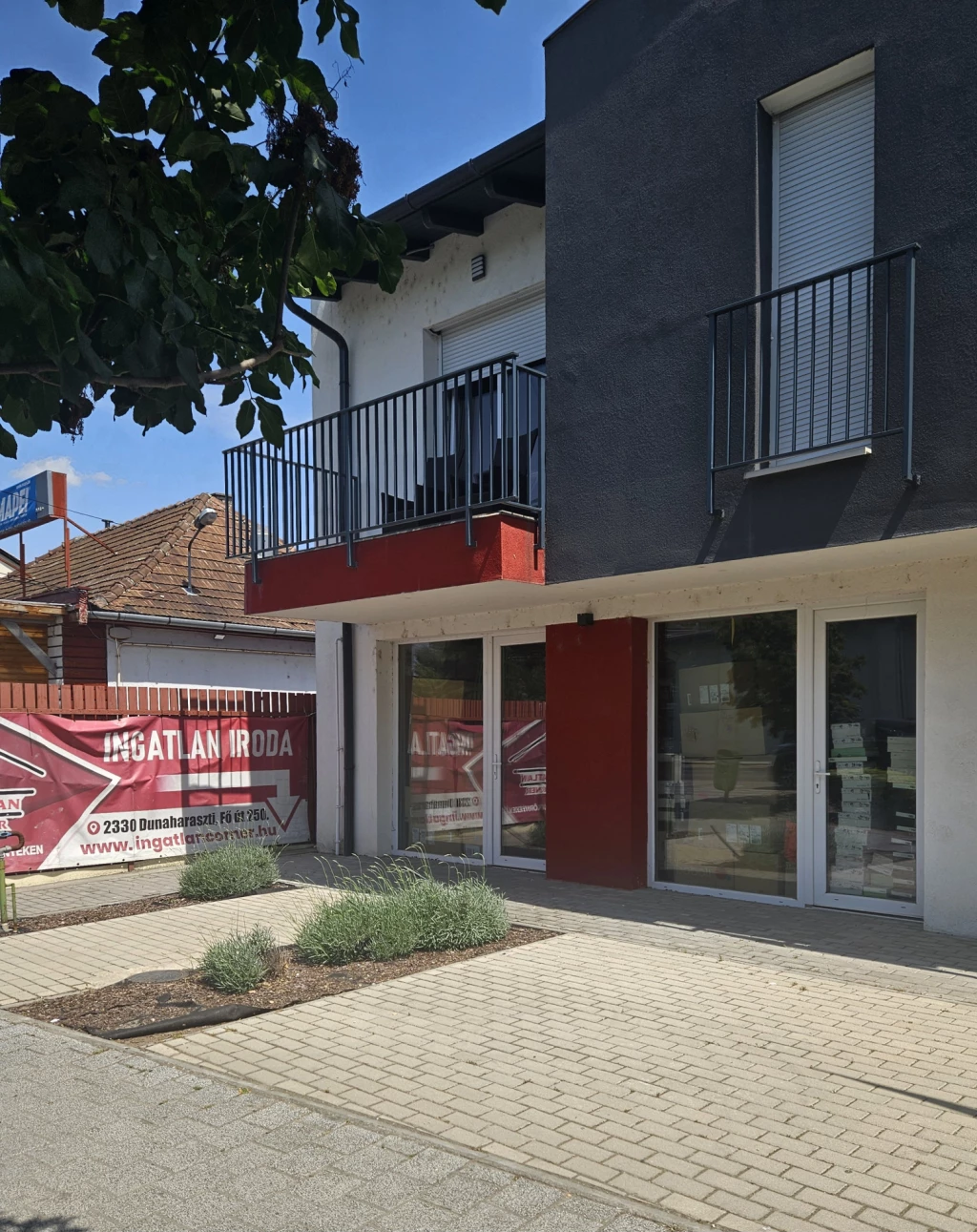 Dunaharaszti Fő útján kiadó újonnan épült , utca fronti klimatizált iroda, üzlethelyiség