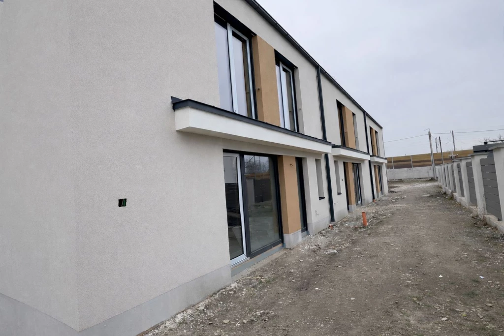 Dunaharaszti Bezerédi-lakóparkban új építésű sorház eladó!