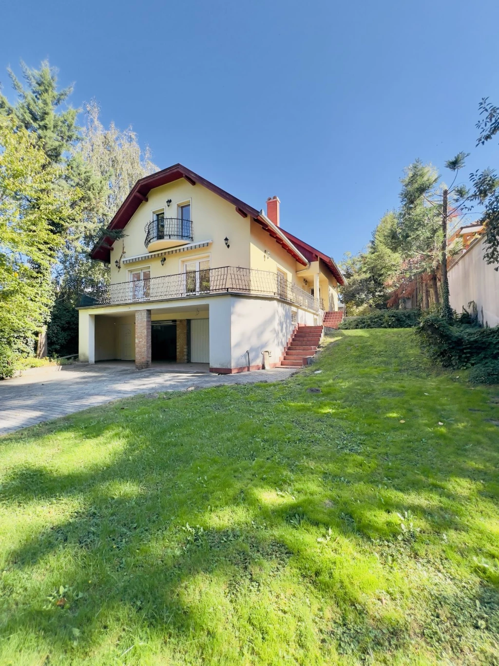 Dunaharaszti alsó falujában 3 szintes, dupla garázsos, családi ház eladó!