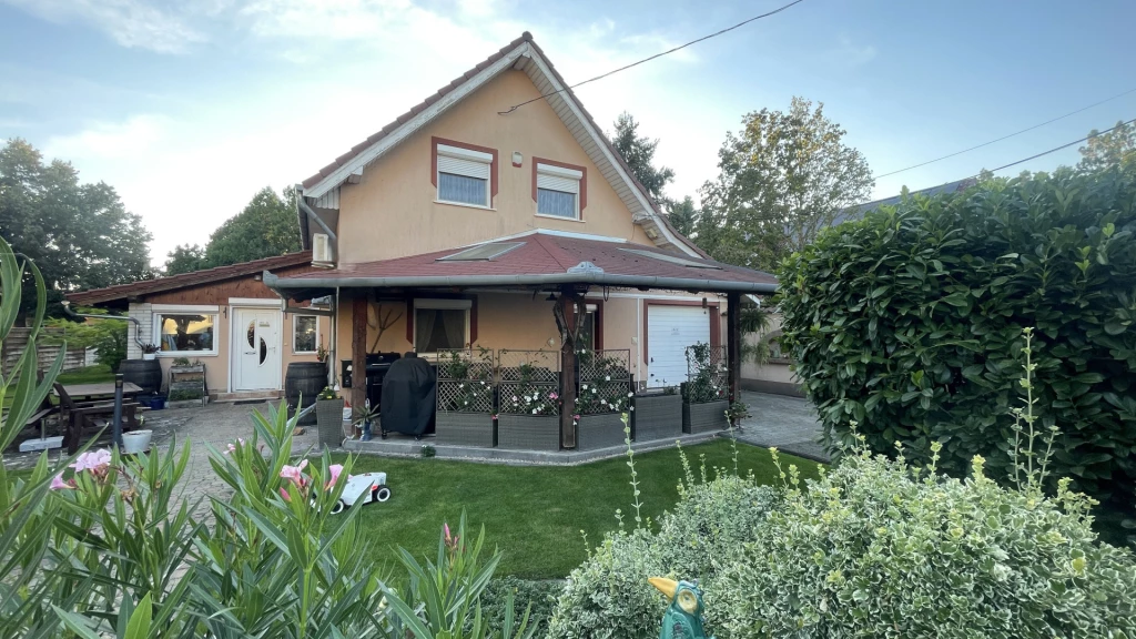 Alsónémedin a Kristály lakóparkban, tágas, emeletes családi ház eladó!