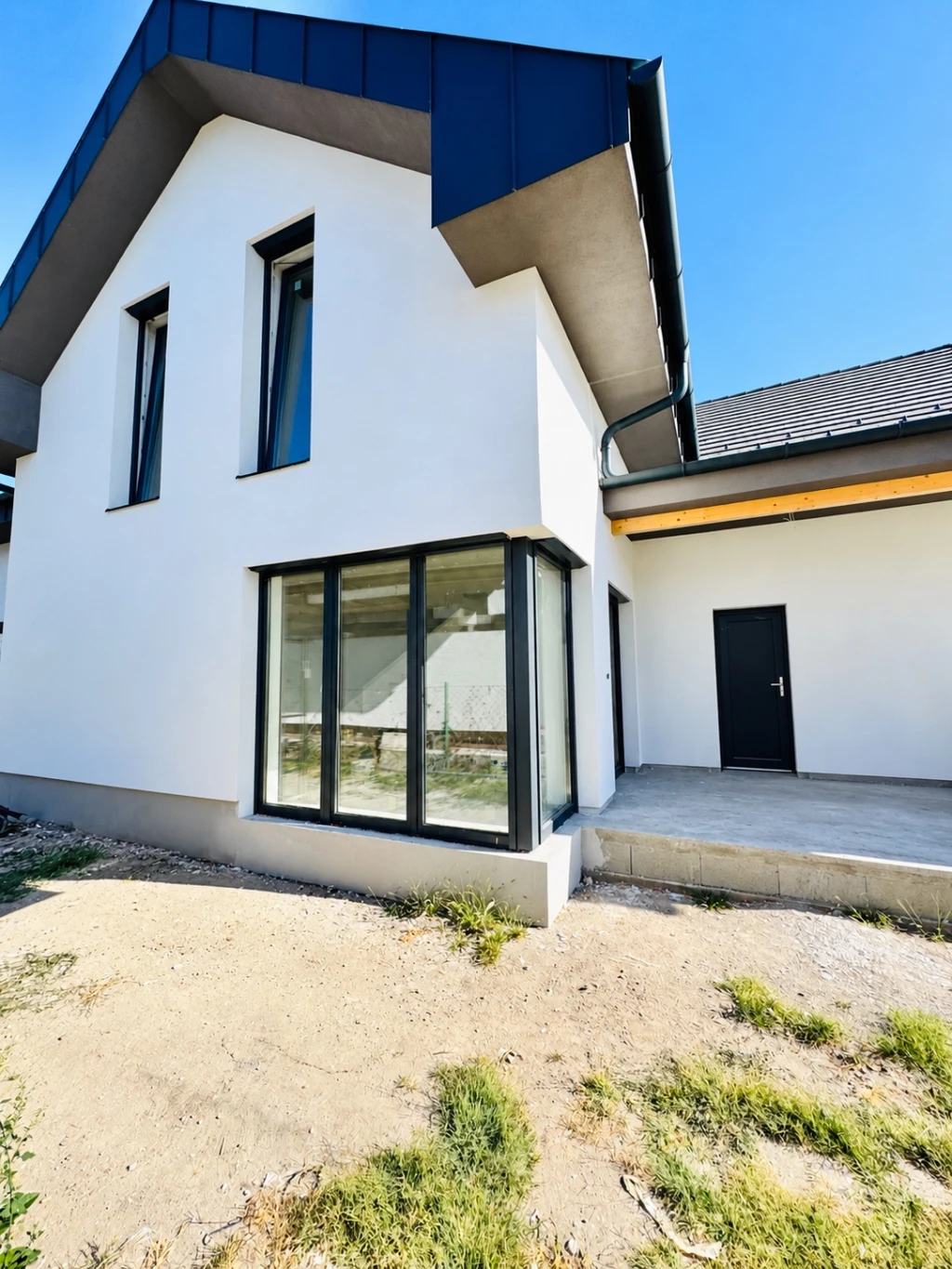 Dunaharaszti Bezerédi-lakóparkban duplakomfortos ikerház akciós áron eladó!