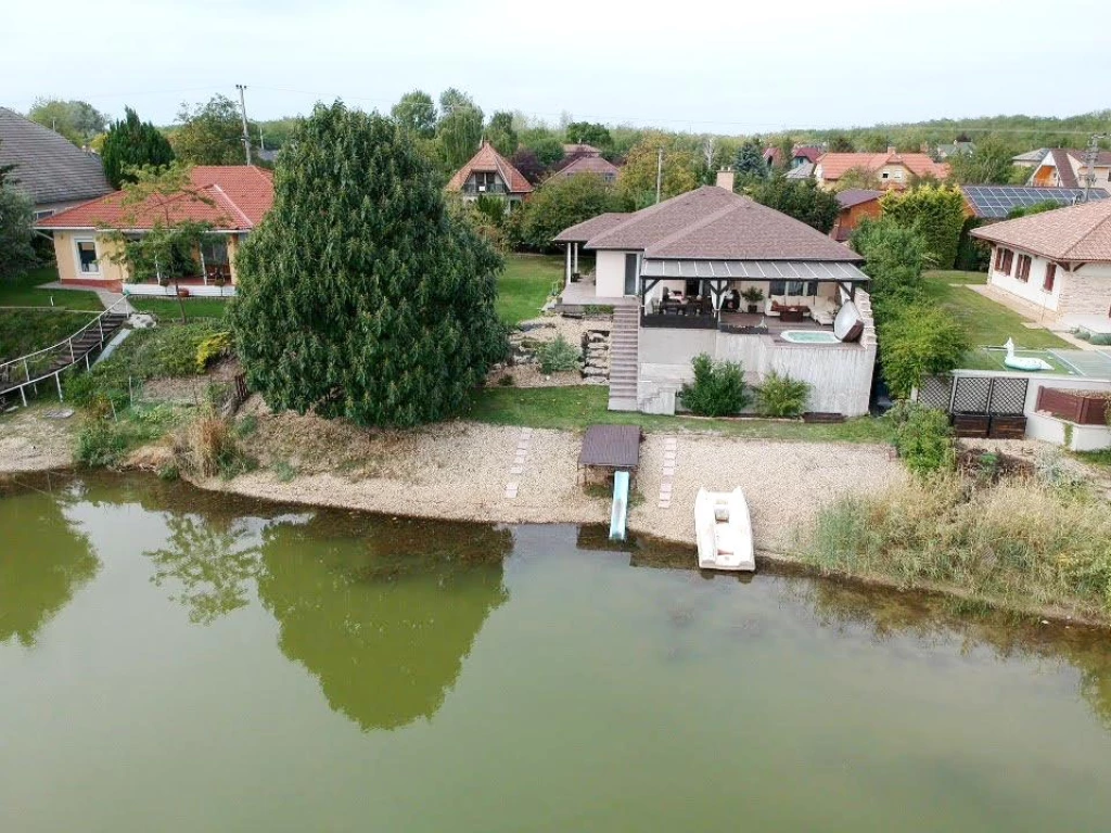 Délegyházán közvetlen vízparttal csodálatos panorámával luxus családi ház eladó!