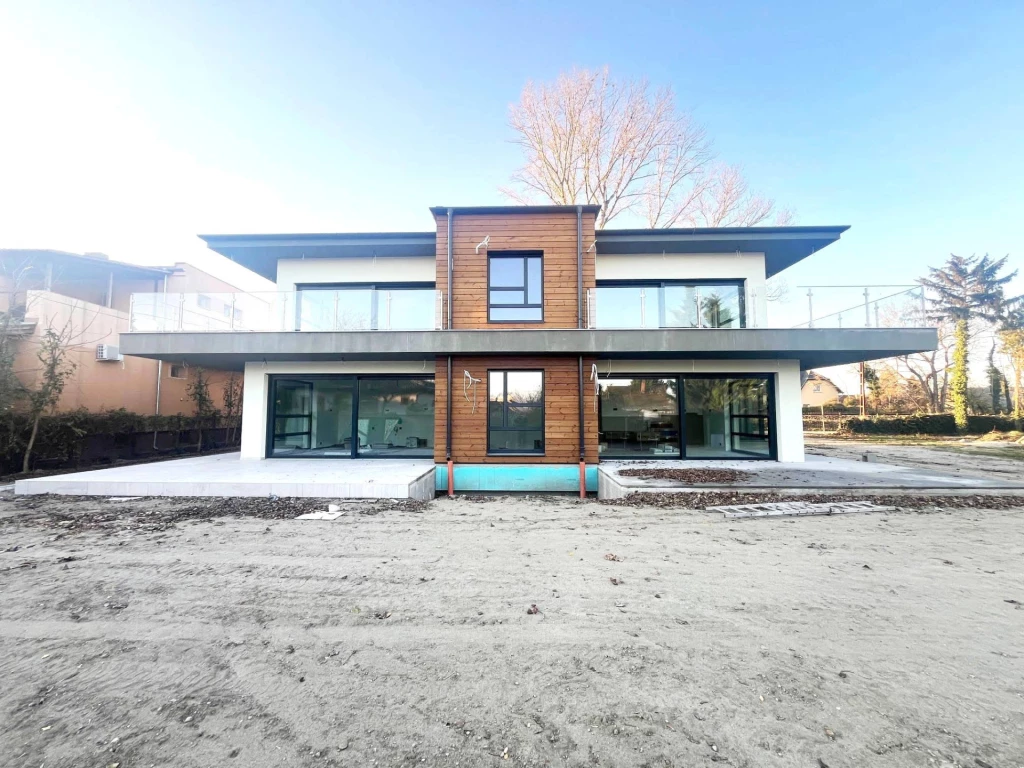 Szigetszentmiklós Duna-parti részén újépítésű lakás eladó!