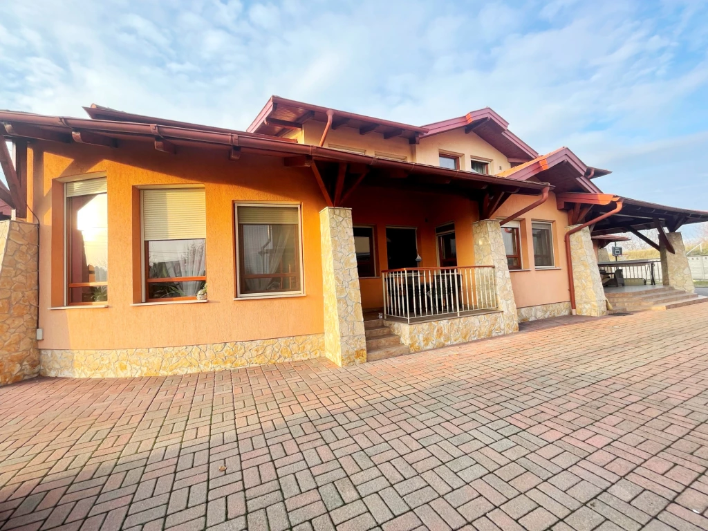 Kiadó Dunaharaszti frekventált részén hosszú távra kedvező áron szolgáltatóház!