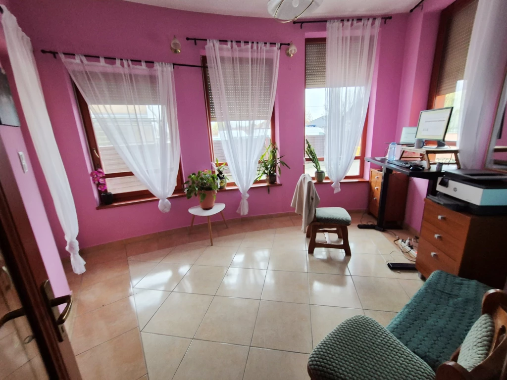 Dunaharaszti frekventált részén kiadó többgenerációs családi ház !