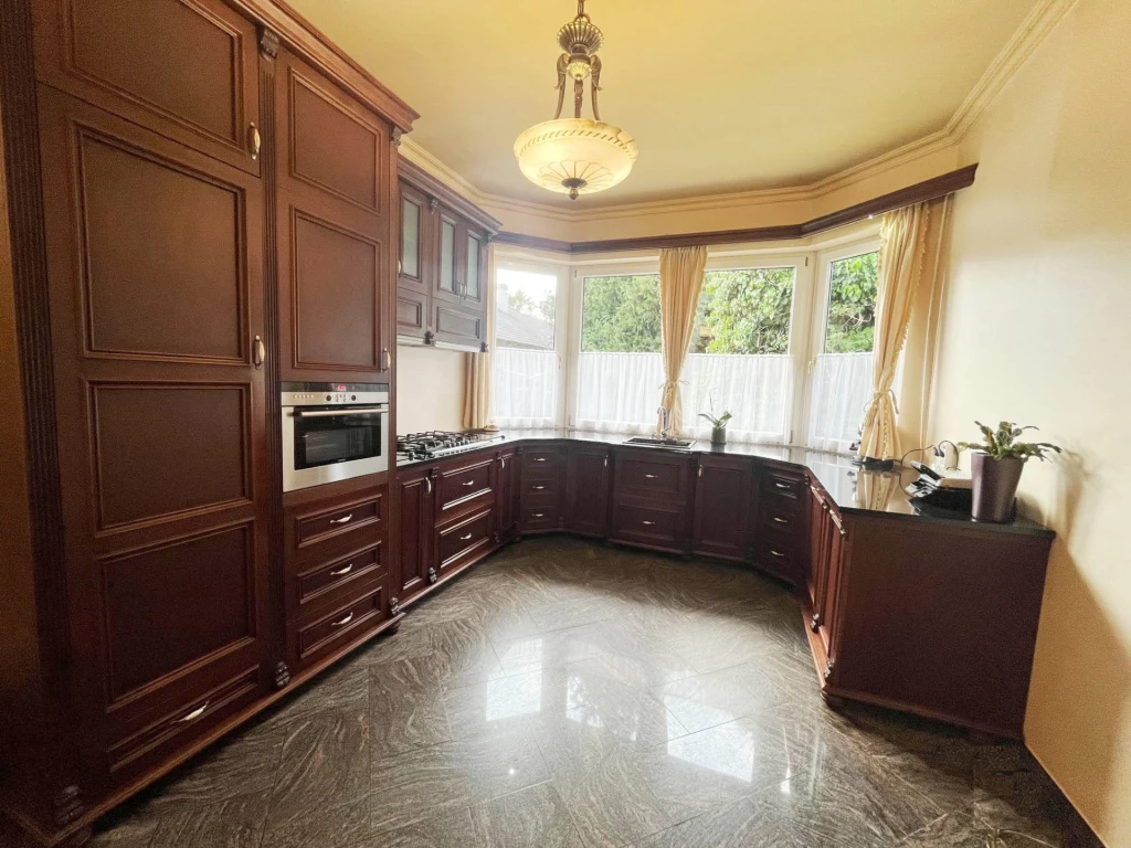 Szigetszentmiklóson igényes állapotú családi ház eladó!