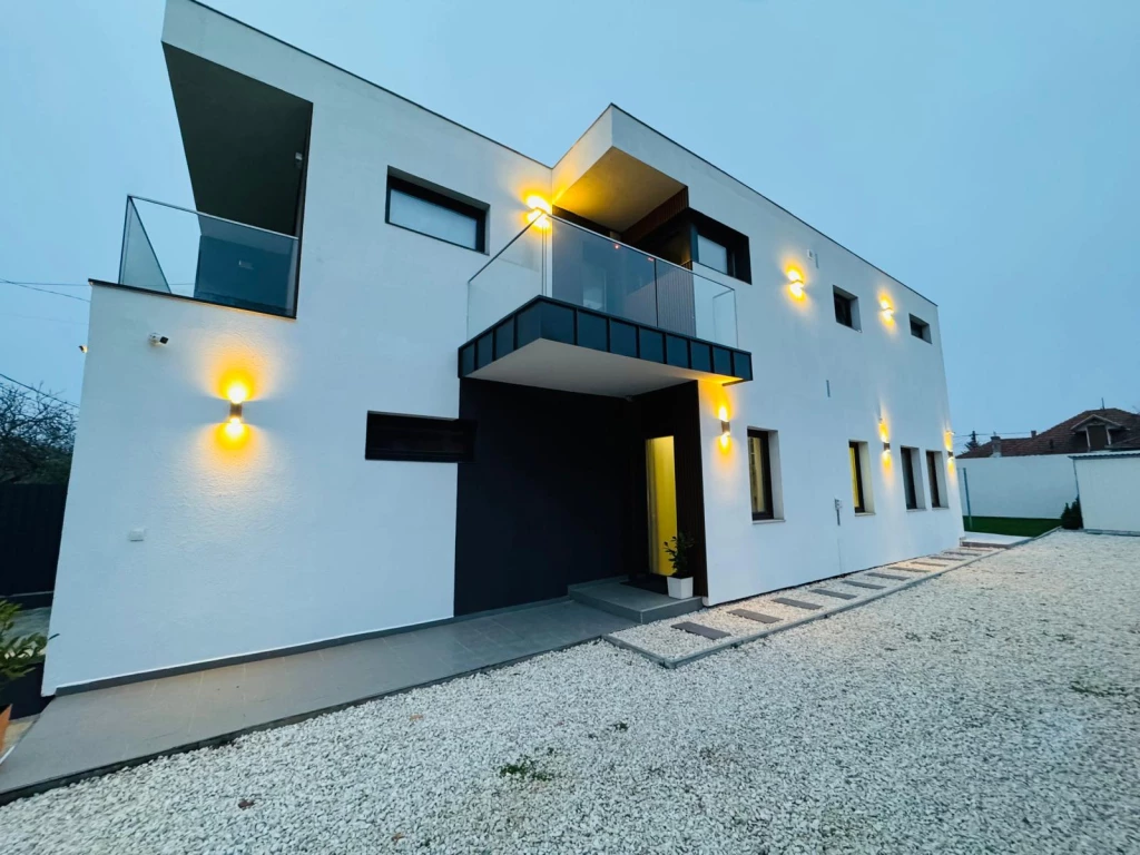 Dunaharaszti Petőfitelepen minimál stílusú, garázsos, ikerház eladó!